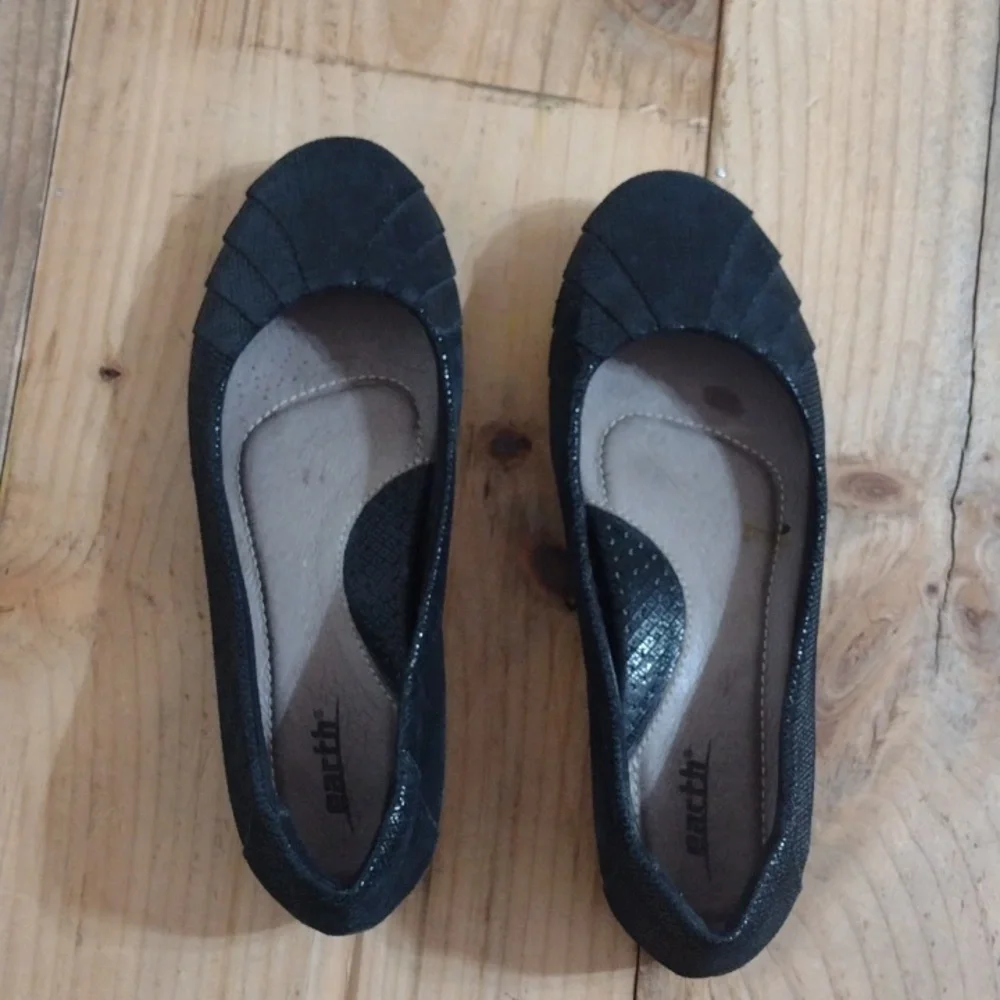 Earth Bellwether Black Leather Flat Shoes Size 7B